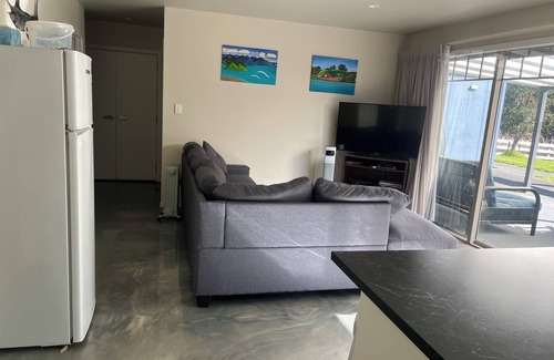 Kawhia Maison | Quiet private bush out look but right in town. Perfect for boaties