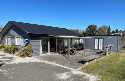 Kawhia Maison | Quiet private bush out look but right in town. Perfect for boaties