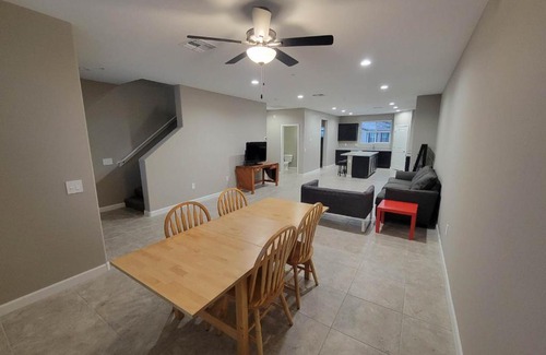 Chandler Maison | Quiet Private Room with Walk-in Closet, Pool, Grill