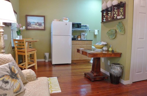 Altamont Manor Cottage | CHARMANT! GREEN PALM COTTAGE - SPACIEUX, PORCHE PRIVÉ / ÉCRAN! CLEAN & COMFY!