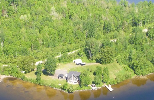 Temagami Maison | Quiet, Remote, Winter Getaway, fully serviced Lakefront home