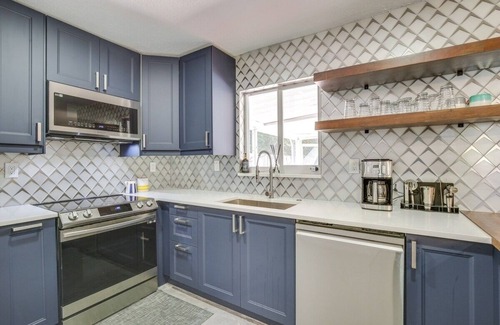 South Corals Maison | Quiet Retreat with Backyard Patio Near Downtown
