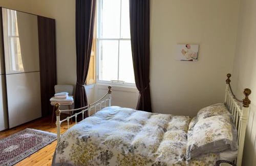 Merchiston Maison | Quiet room in vibrant Bruntsfield with private parking