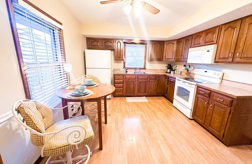 Evansville Maison | Quiet & Safe neighborhood. 3-Bedrooms, 2-bath, 2-car garage