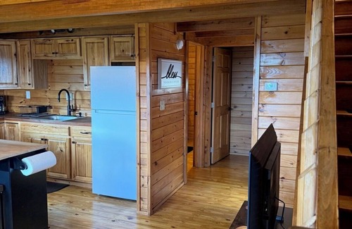 Delevan Cabine | Quiet Secluded Hilltop Log Cabin on a Gravel Road