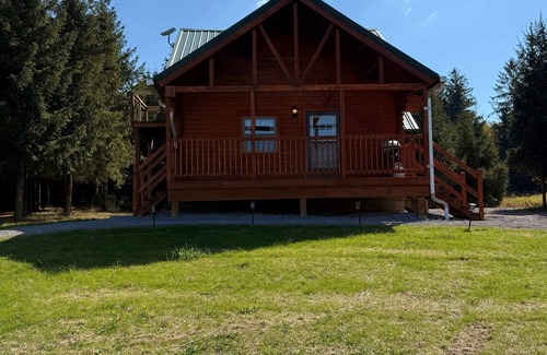 Delevan Cabine | Quiet Secluded Hilltop Log Cabin on a Gravel Road