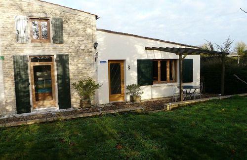 Surgeres Cottage | Gîte de plain-pied pour 4 personnes au calme