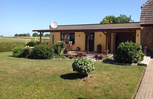 Garz/Rugen Appartement | Bungalow situé au calme avec une terrasse donnant sur l'eau et dans la nature