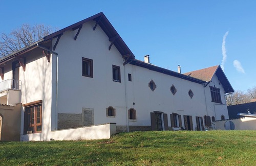 Peronnas Appartement | Appartement au calme, spacieux et confortable (6 couchages).