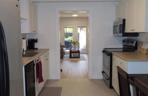 Kitsilano Appartement | Quiet, Spacious, And Private Space In A Very Convenient Neighborhood.