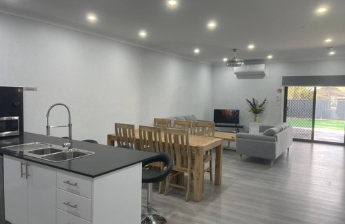 Mount Druitt Maison | Quiet Spacious Family House Mt Druitt - 11 bedrooms