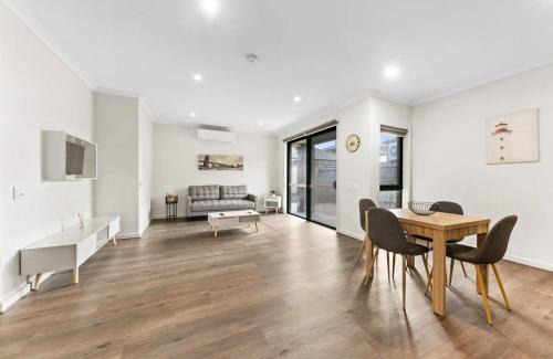 Mambourin Maison | Quiet & Spacious Holiday Home in Werribee