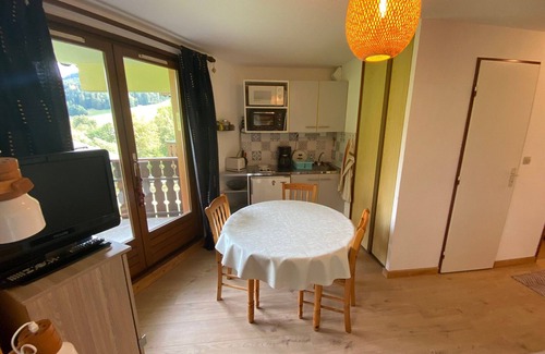 Abondance Appartement | Studio au calme avec balcon, parking couvert et kitchenette équipée!
