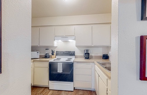 Mission Valley Appartement | Quiet studio with shaded patio, pool, hot tub & perfect central location