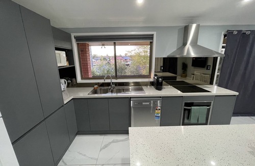 Singleton Heights Maison | Quiet suburban four bedroom house near shops and RSL club with restaurant.