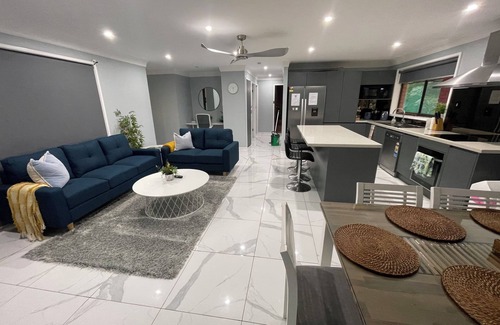 Singleton Heights Maison | Quiet suburban four bedroom house near shops and RSL club with restaurant.