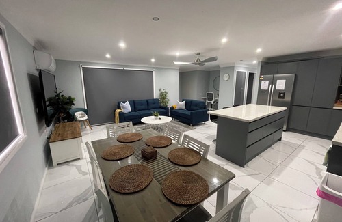 Singleton Heights Maison | Quiet suburban four bedroom house near shops and RSL club with restaurant.