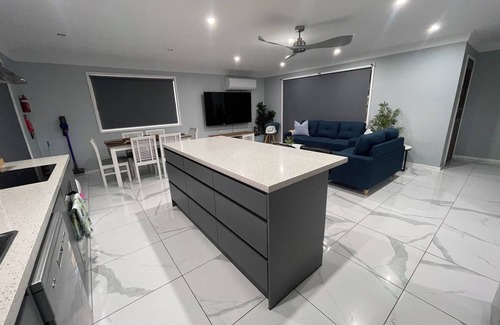 Singleton Heights Maison | Quiet suburban four bedroom house near shops and RSL club with restaurant.