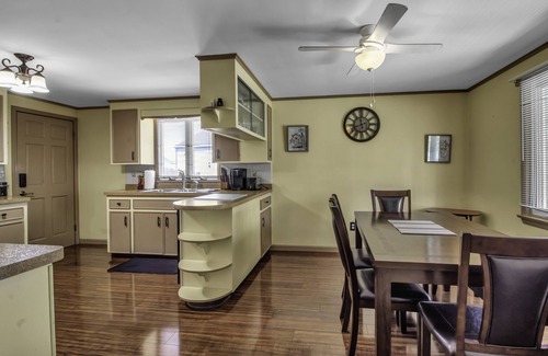 Depew Appartement | Quiet suburban home 10 minutes from airport/25 min from Niagara Falls