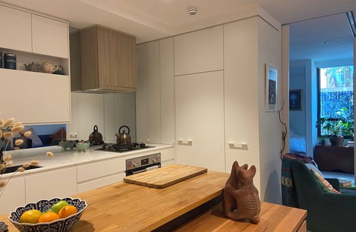 Coburg Appartement | Quiet Urban Oasis. Central to both City and Parkland. Easy Ground floor access