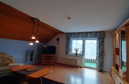 Blumberg Appartement | Quietly located, spacious top floor apartment in two-family house.