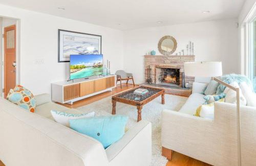 Alki Maison | Quintessential Seattle Water Views w HotTub