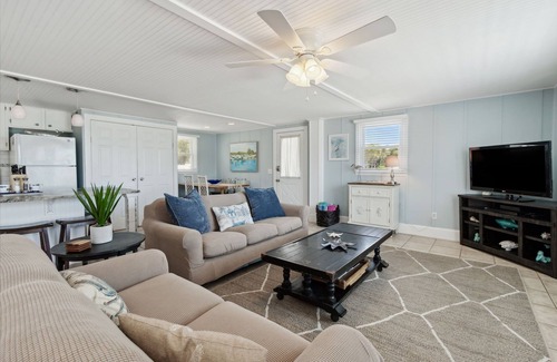 Ocean Cay Cottage | Le Quintessential Beach Cottage-Ocean Views, plus NOUS ADORONS LES ANIMAUX!