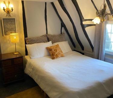 Huntingdon Maison | Quirky 18th Century Thatched Cottage