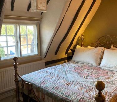Huntingdon Maison | Quirky 18th Century Thatched Cottage