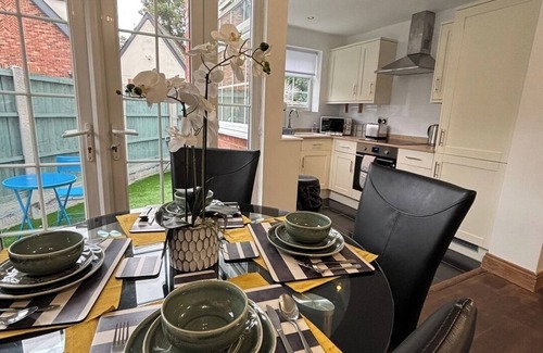 Brentwood Maison | Quirky 2-Bed Brentwood Home Near High St and Station