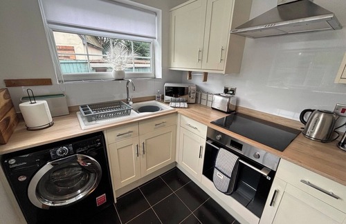 Brentwood Maison | Quirky 2-Bed Brentwood Home Near High St and Station