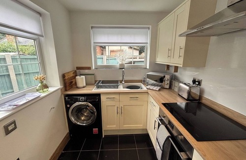 Brentwood Maison | Quirky 2-Bed Brentwood Home Near High St and Station