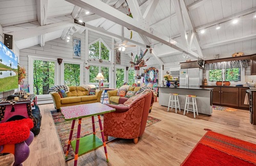 Lebanon Cabine | Quirky cabin retreat on 4 acres w spa, arcade rm, art&book loft -- near Hershey