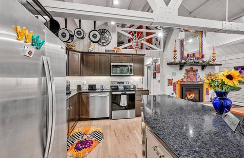 Lebanon Cabine | Quirky cabin retreat on 4 acres w spa, arcade rm, art&book loft -- near Hershey