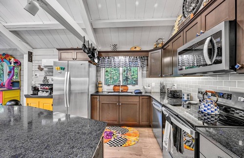 Lebanon Cabine | Quirky cabin retreat on 4 acres w spa, arcade rm, art&book loft -- near Hershey