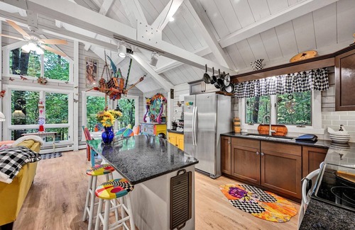 Lebanon Cabine | Quirky cabin retreat on 4 acres w spa, arcade rm, art&book loft -- near Hershey