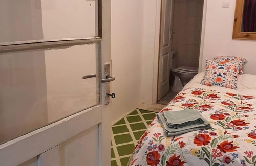 Koppanyszanto Lit Et Petit-Déjeuner | Quirky, character guestroom in loam cottage in rural Hungary with outdoor pool