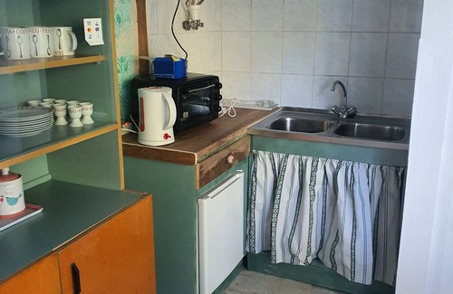 Koppanyszanto Lit Et Petit-Déjeuner | Quirky, character guestroom in loam cottage in rural Hungary with outdoor pool