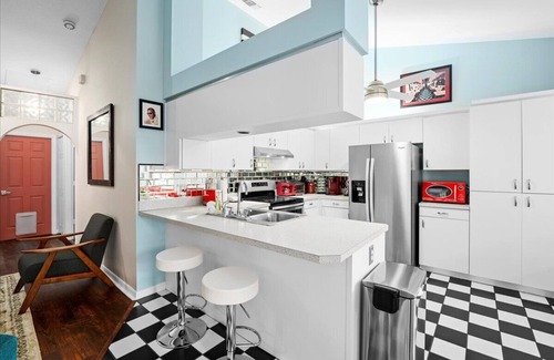 Cocoa Maison | Quirky house central to stadium/theme parks/KSC/beach/port - 5 star home