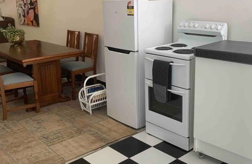 Branxton Appartement | Quirky revamp 100 year old shop. Small pet friendly.