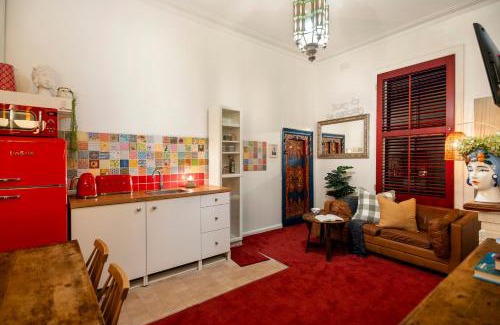 Richmond Maison | Quirky Richmond Cottage Cozy Charm and Walk to MCG