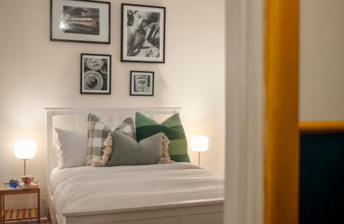 Richmond Maison | Quirky Richmond Cottage Cozy Charm and Walk to MCG