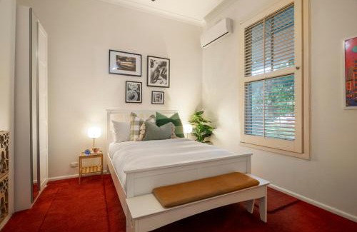 Richmond Maison | Quirky Richmond Cottage Cozy Charm and Walk to MCG