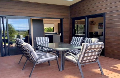 Tararua Forest Park Maison | Quite Private close to cafes beach river