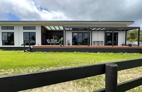 Tararua Forest Park Maison | Quite Private close to cafes beach river