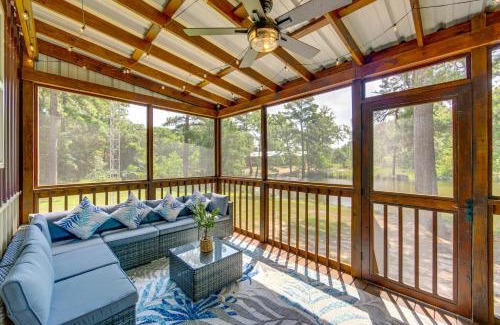 Quitman Maison | Quitman Lakefront Cabin with Screened Porch and Grill!