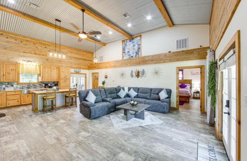 Quitman Maison | Quitman Lakefront Cabin with Screened Porch and Grill!