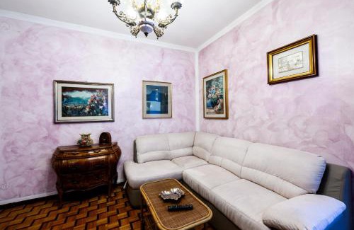 Mezzolombardo Appartement | Rètro Apartment In The Mountains