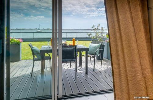 Port-Louis Appartement | RÉF 231 - PORT-LOUIS appartement type 2 pleine vue Petite Mer avec terrasse, parking et garage dans résidence récente