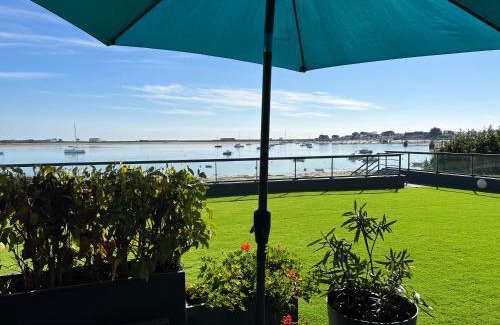 Port-Louis Appartement | RÉF 231 - PORT-LOUIS appartement type 2 pleine vue Petite Mer avec terrasse, parking et garage dans résidence récente